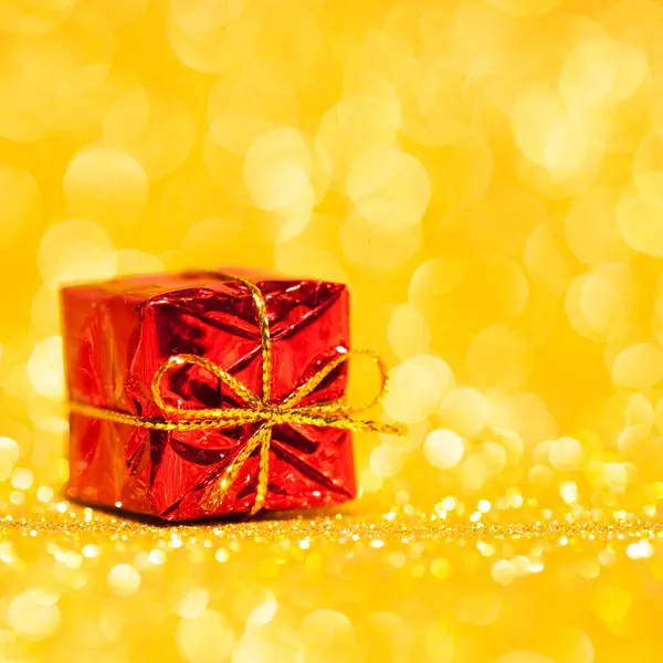 Rote dekorative Schachtel mit Weihnachtsgeschenk — Stockfoto