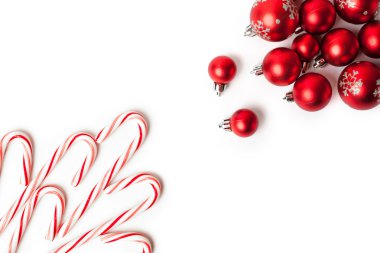 Noel dekorasyonu. Kırmızı topları ve çan