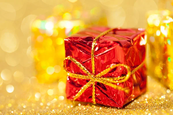 Rote dekorative Schachtel mit Weihnachtsgeschenk — Stockfoto