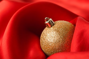 bir beze sarılmış sarı Noel topları