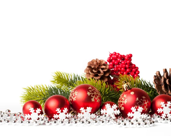 Roter Weihnachtsbaum und Kugeln auf weiß — Stockfoto