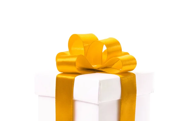 Białe pudełko z żółta wstążka łuk — Zdjęcie stockowe