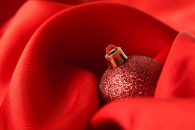 bir beze sarılmış kırmızı Noel topları