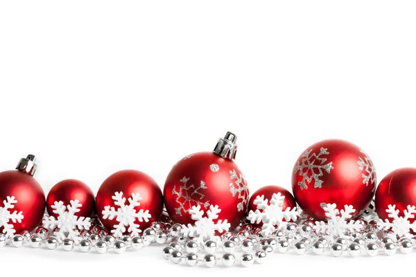 Rode kerstballen op wit — Stockfoto