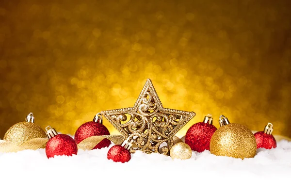 Decorazione stella di abete natale dorato con oro e ornamenti rossi — Foto Stock