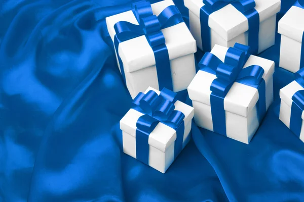 Подарок на синем атласном фоне — стоковое фото