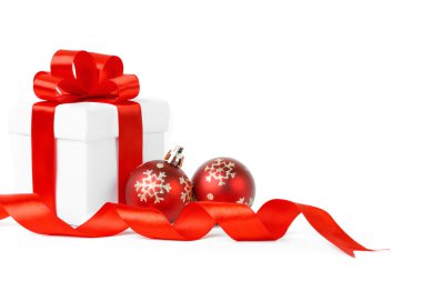 Kırmızı kurdeleli beyaz hediye kutusu