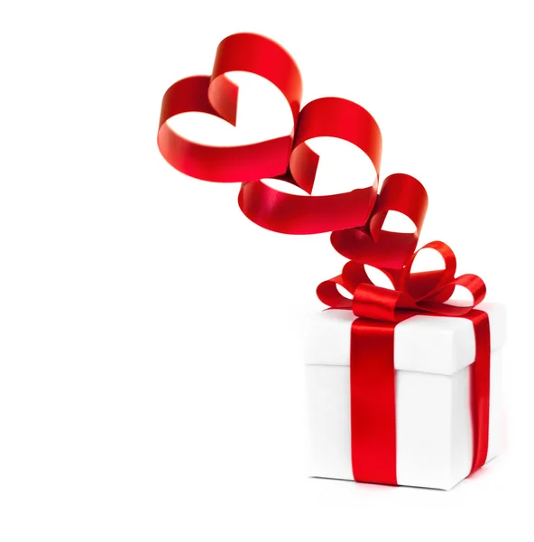 Confezione regalo, fiocco e cuore su sfondo bianco — Foto Stock