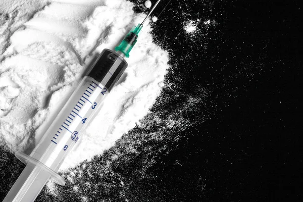 Кокаиновая куча наркотиков со шприцем — стоковое фото