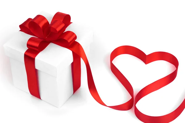 Caixas brancas com fitas vermelhas e coração decorativo — Fotografia de Stock