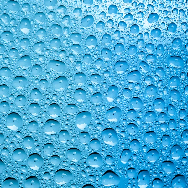 Капли воды на голубом фоне — стоковое фото