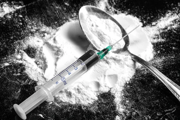 Drugsspuit en gekookte heroïne op lepel — Stockfoto