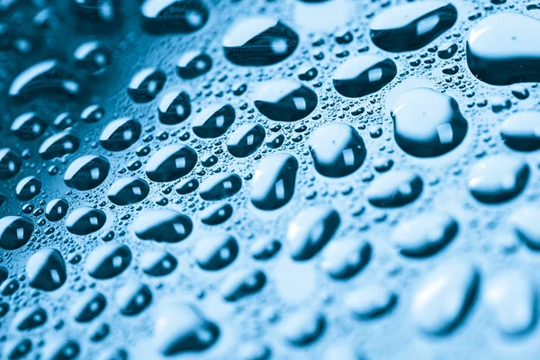 Gotas de agua sobre fondo azul — Foto de Stock