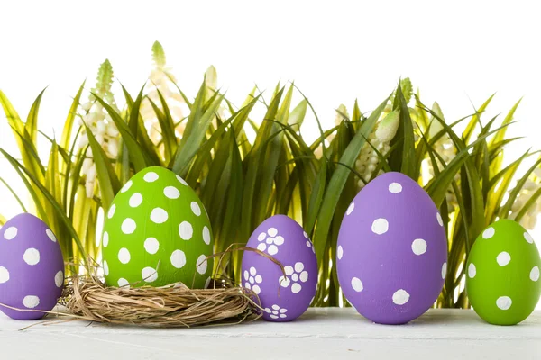 Çimlere saklanmış Paskalya yumurtaları. — Stok fotoğraf