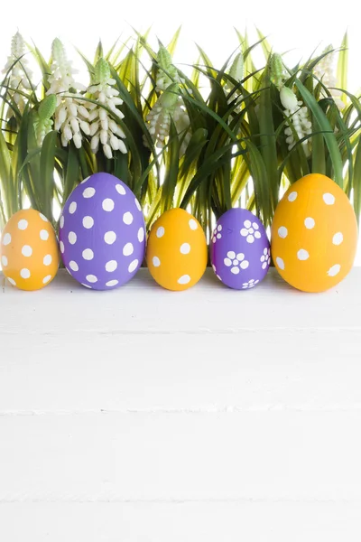 Huevos de Pascua en hierba verde fresca — Foto de Stock