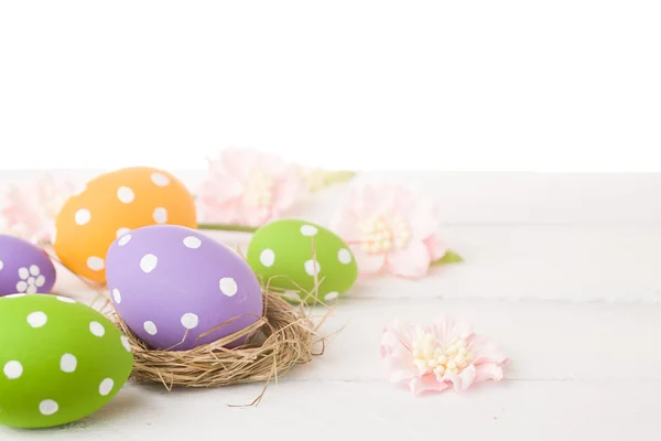 Barevné velikonoční vajíčka a větev — Stock fotografie