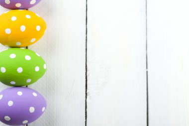 Ahşap arka planda paskalya yumurtaları