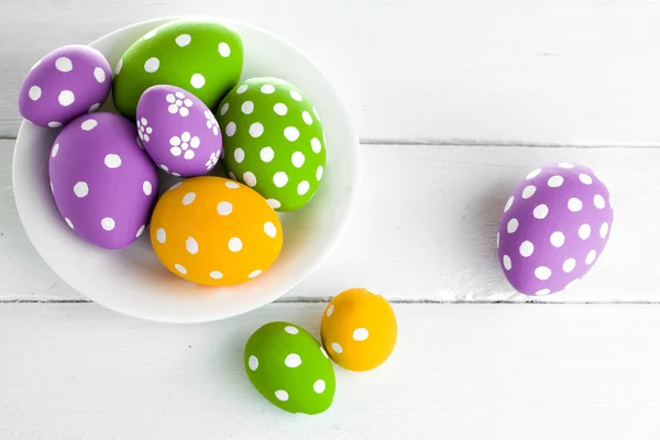 Huevos de Pascua sobre fondo de madera — Foto de Stock