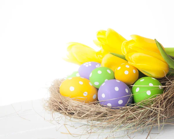 Nido de Pascua de primavera con huevos — Foto de Stock