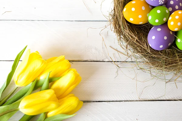 Cesta de Pascua con huevos de colores — Foto de Stock