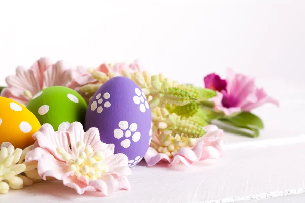 Coloridos huevos de Pascua con puntos blancos —  Fotos de Stock