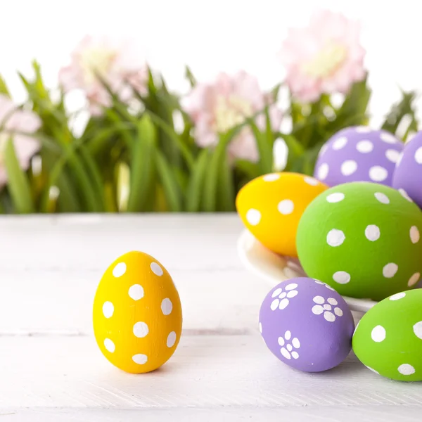 Huevos de Pascua y hierba verde fresca —  Fotos de Stock