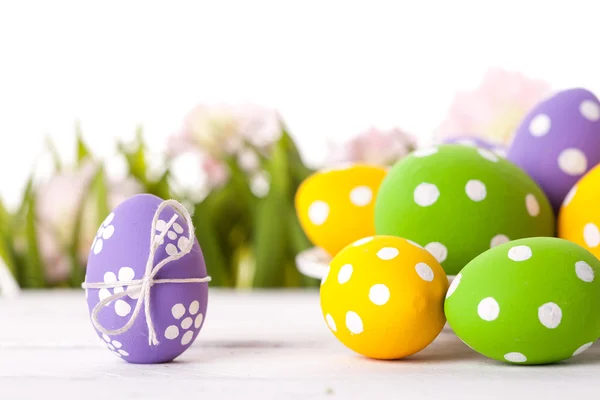 Huevos de Pascua y hierba verde fresca — Foto de Stock
