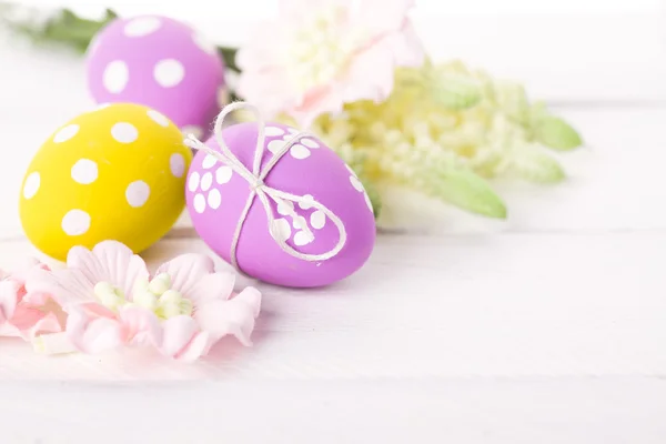 Osterhintergrund mit Eiern und Blumen — Stockfoto