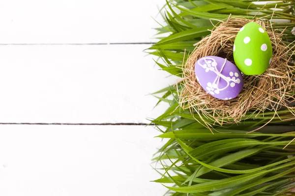 Coloridos huevos de Pascua con puntos blancos — Foto de Stock