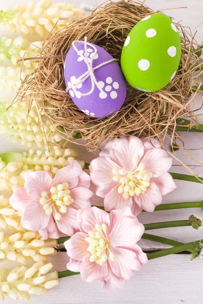 Coloridos huevos de Pascua con puntos blancos — Foto de Stock