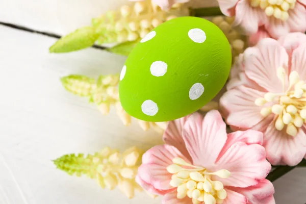 Paaseieren met lentebloemen — Stockfoto