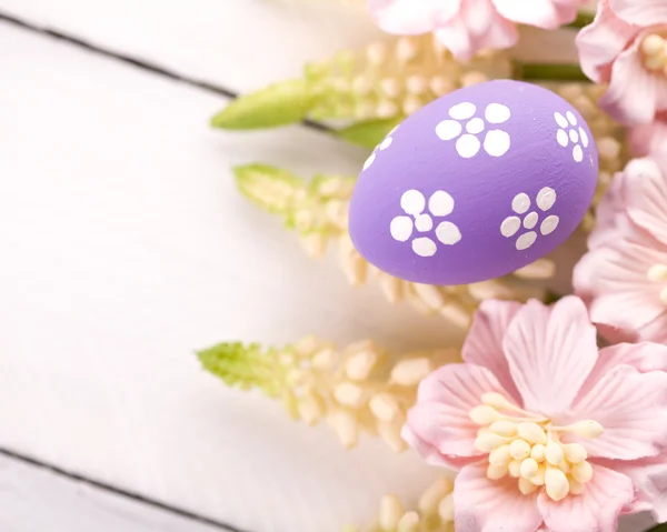 Huevos de Pascua con flores — Foto de Stock