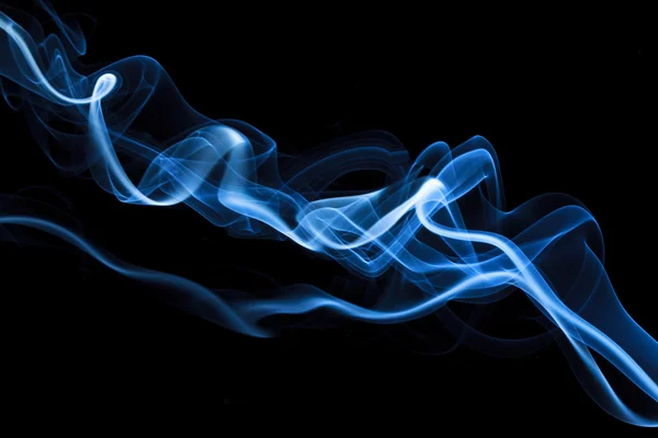 Синий дым на черном фоне — стоковое фото