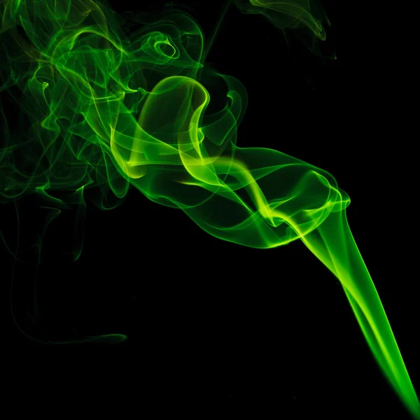 Fumée verte sur fond noir — Photo