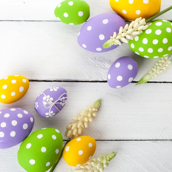 Œufs de Pâques avec fleurs de printemps — Photo