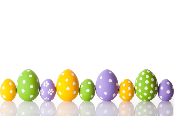 Huevos de Pascua de orden arco iris en una fila — Foto de Stock