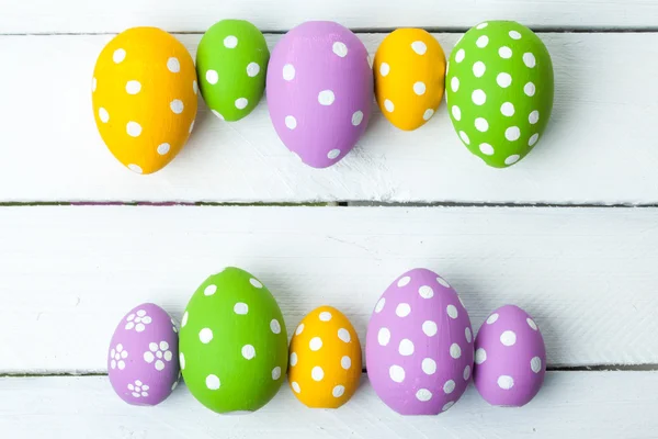 Coloridos huevos de Pascua, con espacio para el texto — Foto de Stock