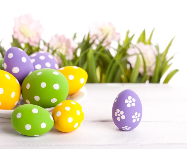 Oeufs de Pâques colorés sur l'herbe verte . — Photo