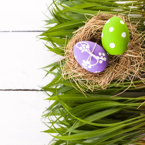 Uova di Pasqua con fiore su erba verde fresca — Foto Stock