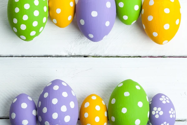 Huevos de Pascua sobre fondo de madera — Foto de Stock