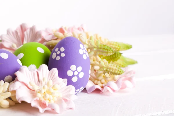 Coloridos huevos de Pascua con puntos blancos — Foto de Stock