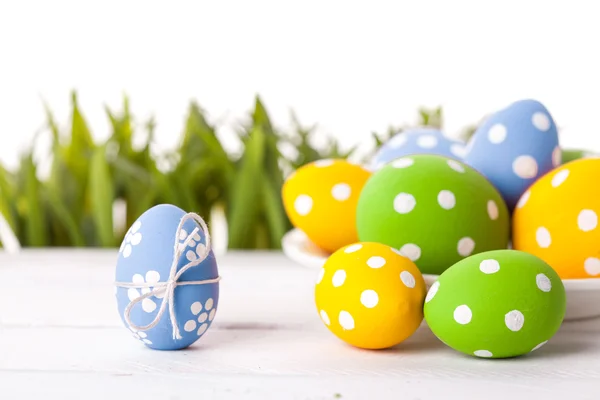 Uova di Pasqua con fiore su erba verde fresca — Foto Stock