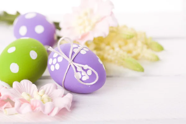Easter Eggs with Spring Flowers — Stock Photo, Image