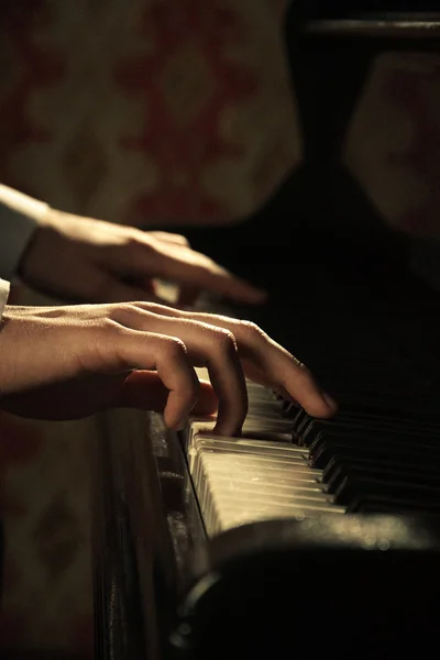 Pianomuziek pianist handen spelen — Stockfoto