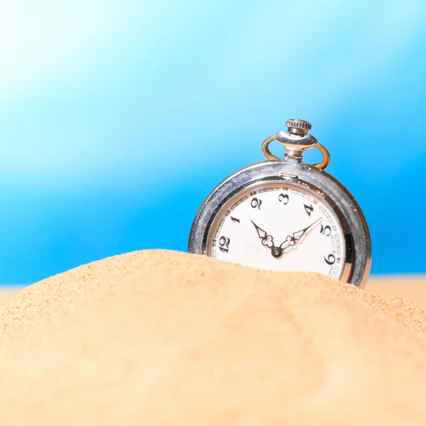 Alarm clock on the beach — Stock Photo, Image