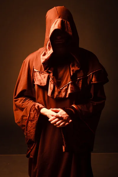 gizemli Katolik rahip.