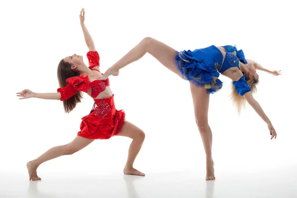 Dos mujeres bailan sobre un fondo blanco — Foto de Stock