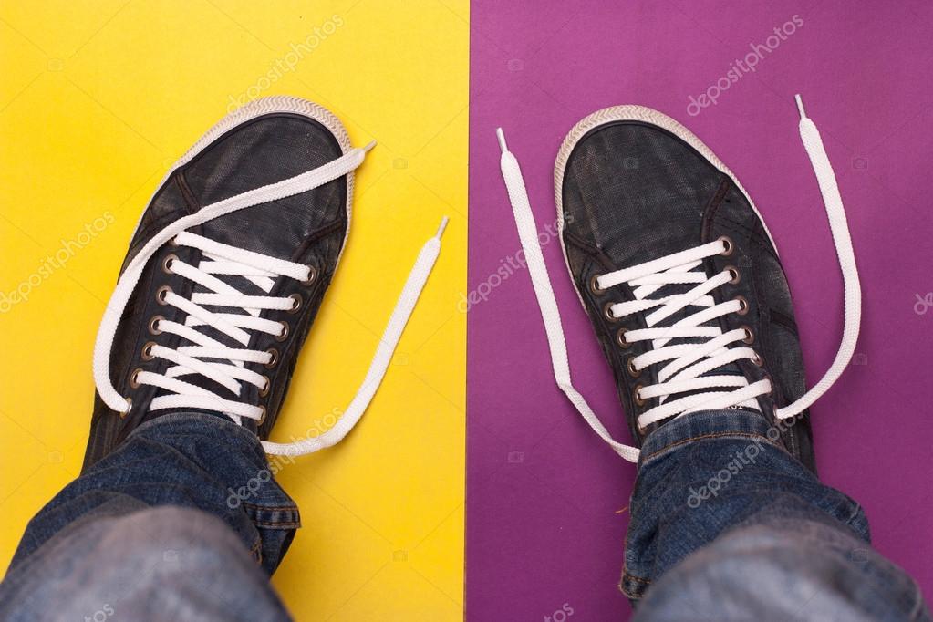 Stilvolle blaue Turnschuhe mit weißen Spitzen — Stockfoto Stilvolle blaue Turnschuhe mit weißen Spitzen — Stockfoto