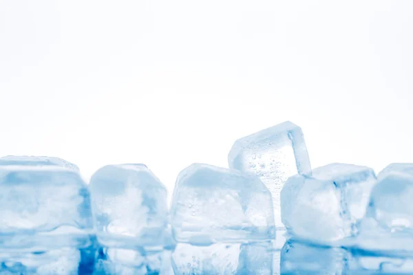 Cubo de gelo sobre fundo branco — Fotografia de Stock
