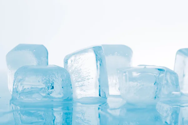 Cubo de gelo sobre fundo branco — Fotografia de Stock